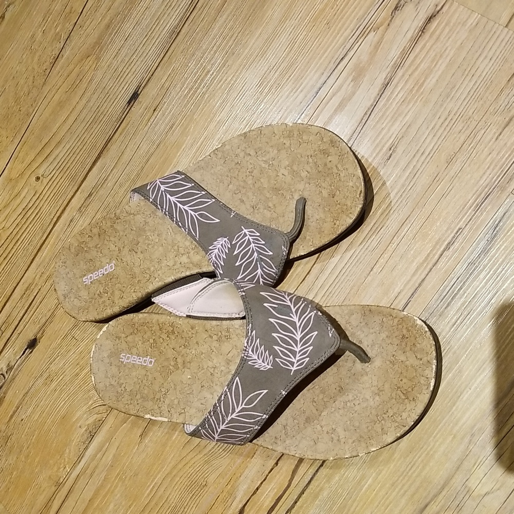 Speedo rose and taupe thong sandals sz 10